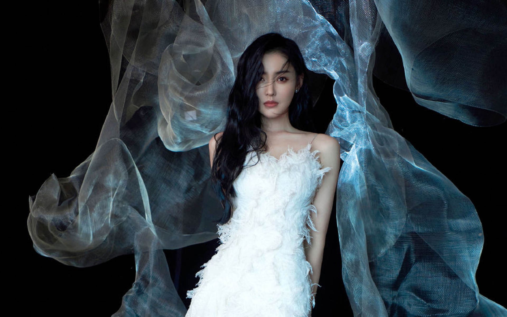 外援在比赛中展现领导力帮助队友协调站位与防线沟通，球队外援