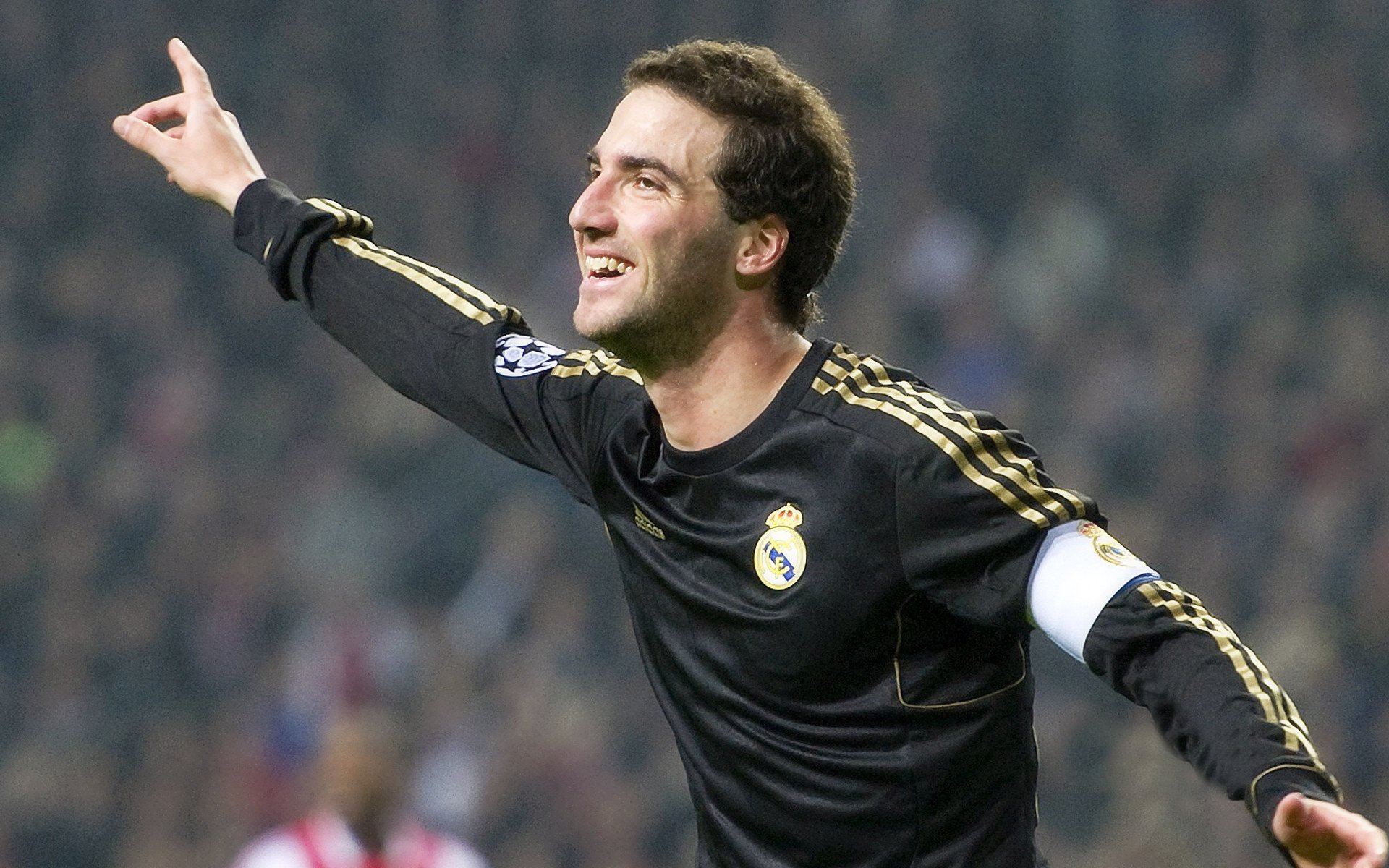 西甲:皇马在主场4-1大胜巴萨,积分榜掀起巨浪,皇马四连胜巴萨